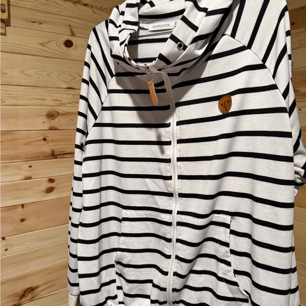 MISSLOOK Black and White Striped Top